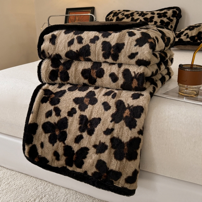 91家纺网 家纺一手货源 找家纺 铠畅家纺 2025新款兔毛包边款仿兔毛被套毯牛奶绒被套毯子 双栖蝶