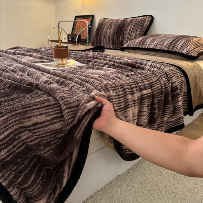 91家纺网 家纺一手货源 找家纺 铠畅家纺 2025新款兔毛包边款仿兔毛被套毯牛奶绒被套毯子 微瑕时光