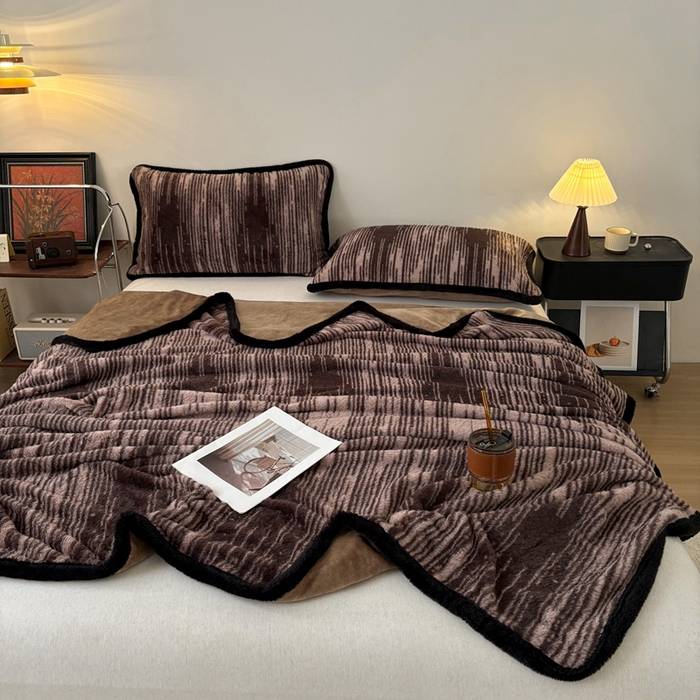 91家纺网 家纺一手货源 找家纺 铠畅家纺 2025新款兔毛包边款仿兔毛被套毯牛奶绒被套毯子 微瑕时光