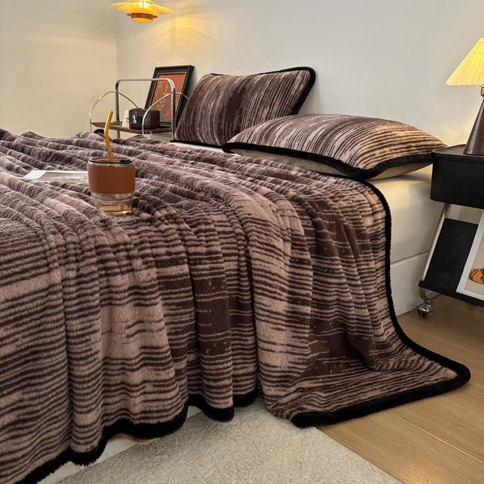 91家纺网 家纺一手货源 找家纺 铠畅家纺 2025新款兔毛包边款仿兔毛被套毯牛奶绒被套毯子 微瑕时光