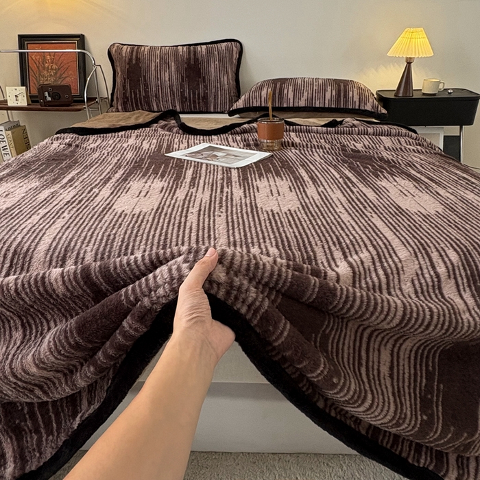 91家纺网 家纺一手货源 找家纺 铠畅家纺 2025新款兔毛包边款仿兔毛被套毯牛奶绒被套毯子 微瑕时光