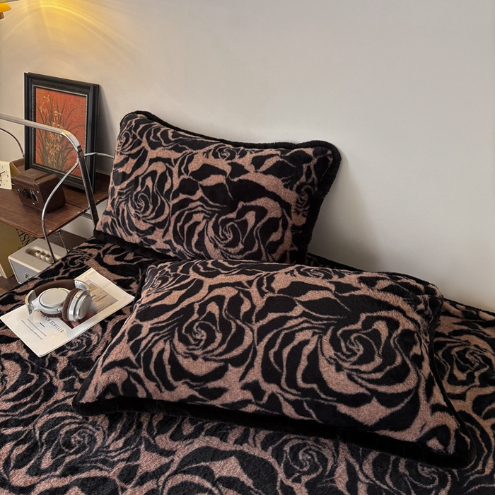 91家纺网 家纺一手货源 找家纺 铠畅家纺 2025新款兔毛包边款仿兔毛被套毯牛奶绒被套毯子 雅致咖纹