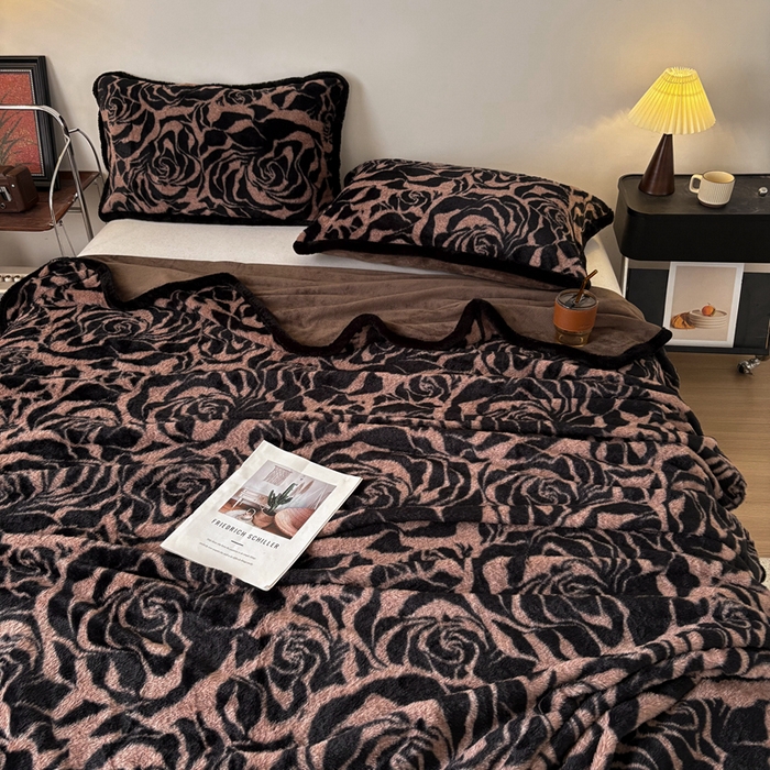 91家纺网 家纺一手货源 找家纺 铠畅家纺 2025新款兔毛包边款仿兔毛被套毯牛奶绒被套毯子 雅致咖纹