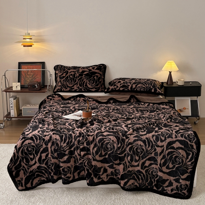 91家纺网 家纺一手货源 找家纺 铠畅家纺 2025新款兔毛包边款仿兔毛被套毯牛奶绒被套毯子 雅致咖纹