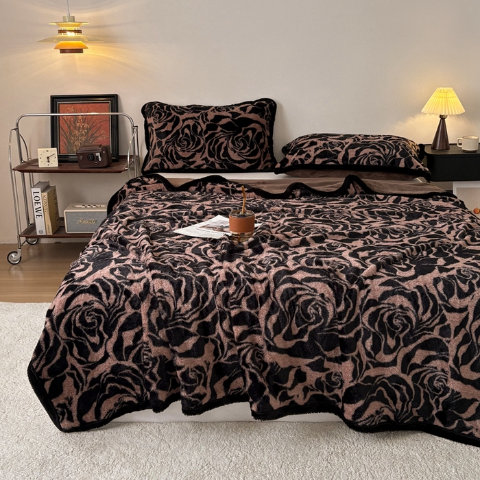 91家纺网 家纺一手货源 找家纺 铠畅家纺 2025新款兔毛包边款仿兔毛被套毯牛奶绒被套毯子 雅致咖纹