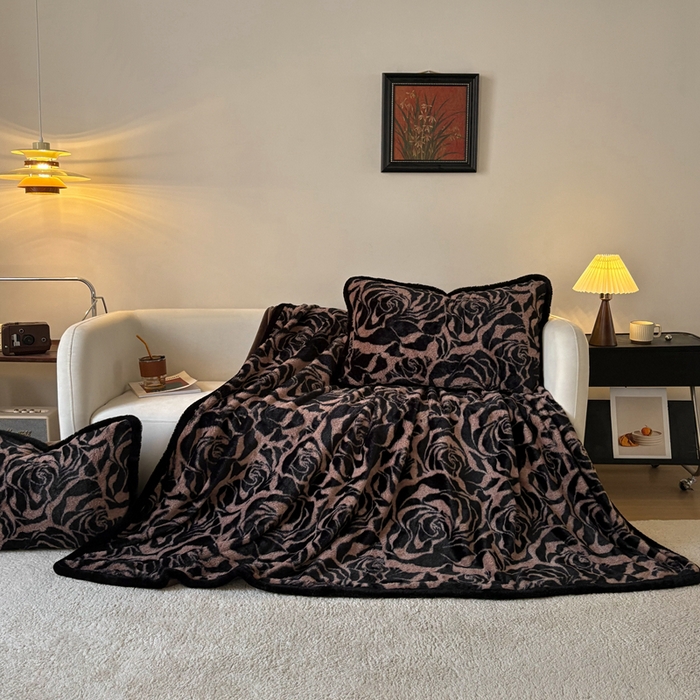 91家纺网 家纺一手货源 找家纺 铠畅家纺 2025新款兔毛包边款仿兔毛被套毯牛奶绒被套毯子 雅致咖纹