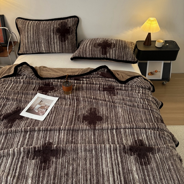 91家纺网 家纺一手货源 找家纺 铠畅家纺 2025新款兔毛包边款仿兔毛被套毯牛奶绒被套毯子 永恒誓言