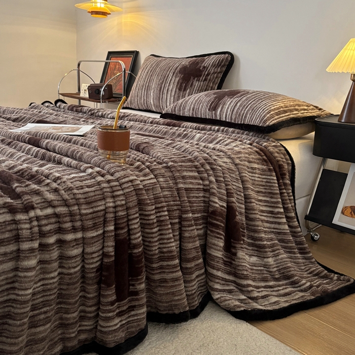 91家纺网 家纺一手货源 找家纺 铠畅家纺 2025新款兔毛包边款仿兔毛被套毯牛奶绒被套毯子 永恒誓言