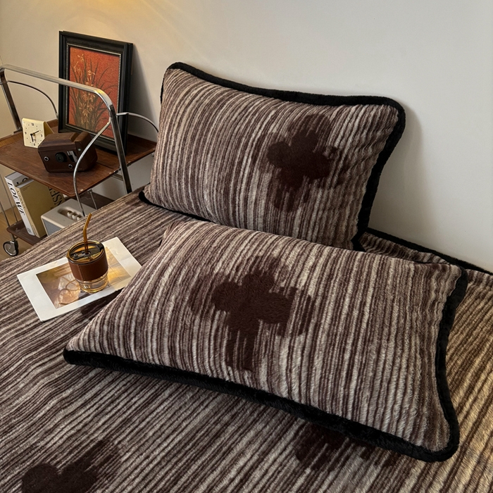 91家纺网 家纺一手货源 找家纺 铠畅家纺 2025新款兔毛包边款仿兔毛被套毯牛奶绒被套毯子 永恒誓言