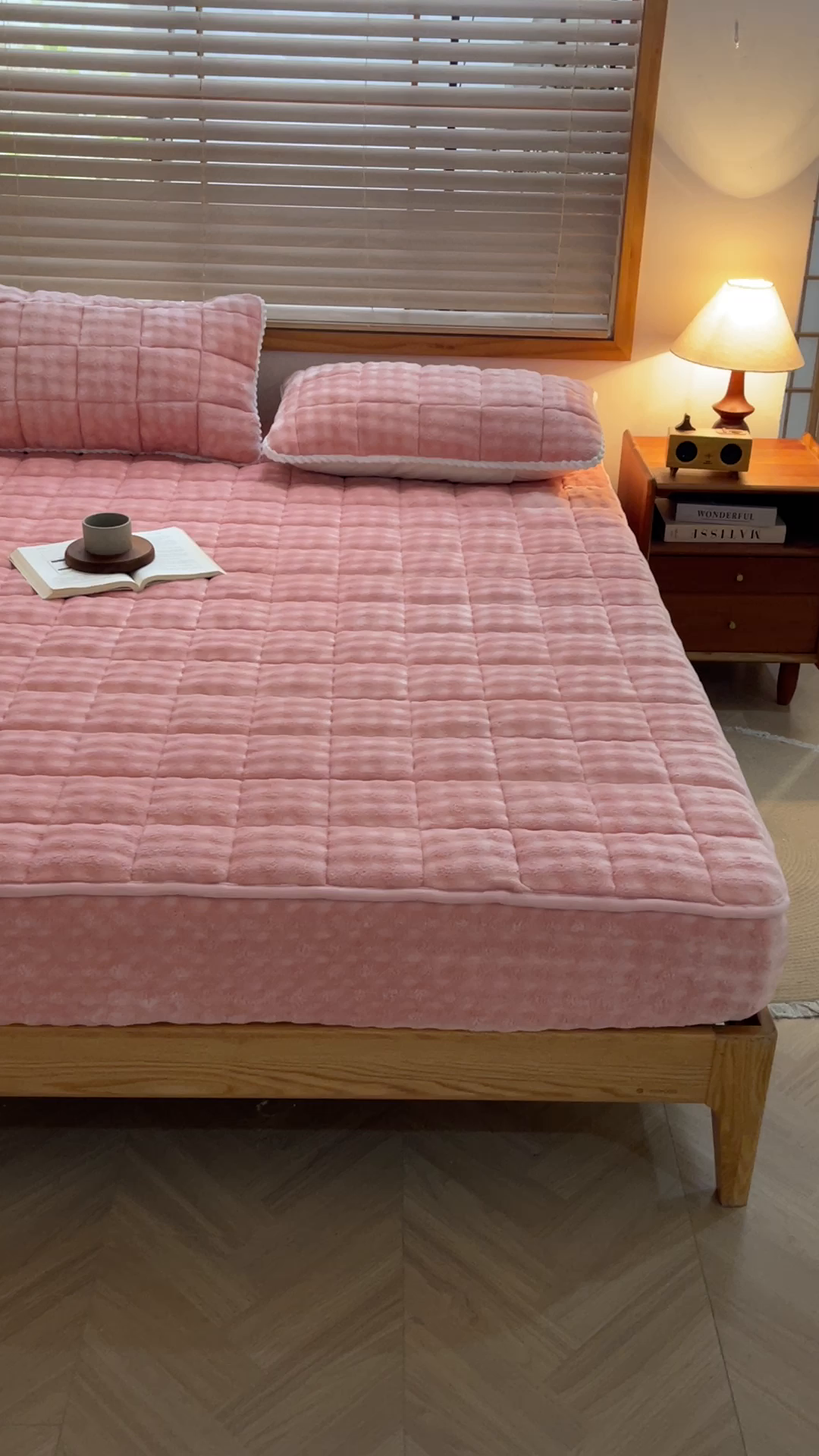 91家纺网 家纺一手货源 找家纺 鑫顺欣 2025新款泡泡牛奶绒床笠套件三件套 玫瑰粉