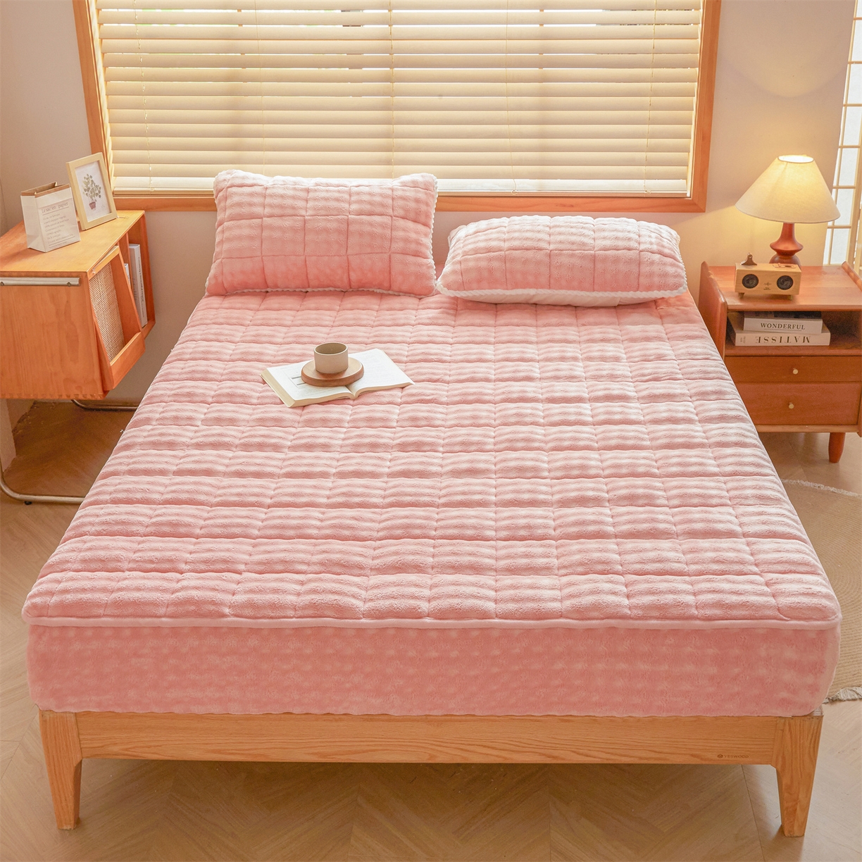 91家纺网 家纺一手货源 找家纺 鑫顺欣 2025新款泡泡牛奶绒床笠套件三件套 玫瑰粉