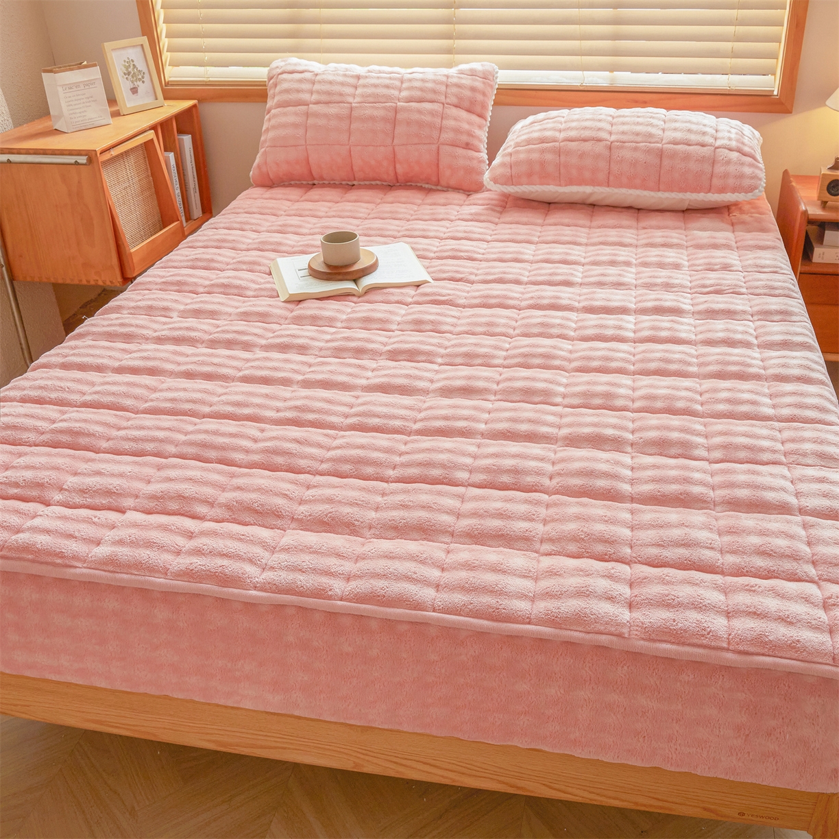 91家纺网 家纺一手货源 找家纺 鑫顺欣 2025新款泡泡牛奶绒床笠套件三件套 玫瑰粉