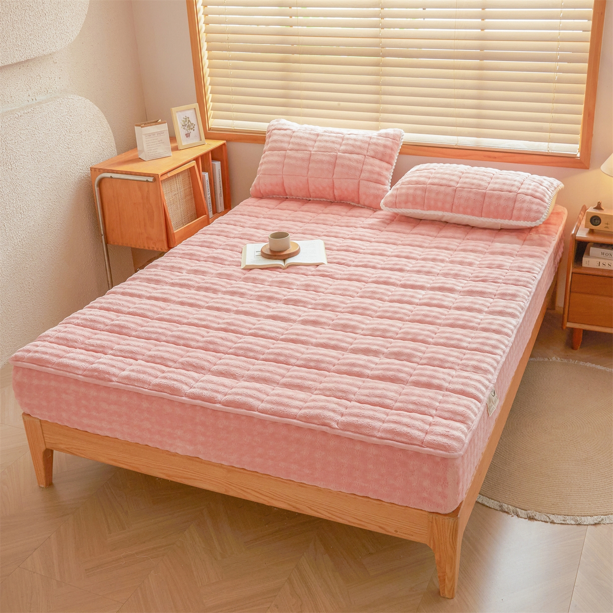 91家纺网 家纺一手货源 找家纺 鑫顺欣 2025新款泡泡牛奶绒床笠套件三件套 玫瑰粉