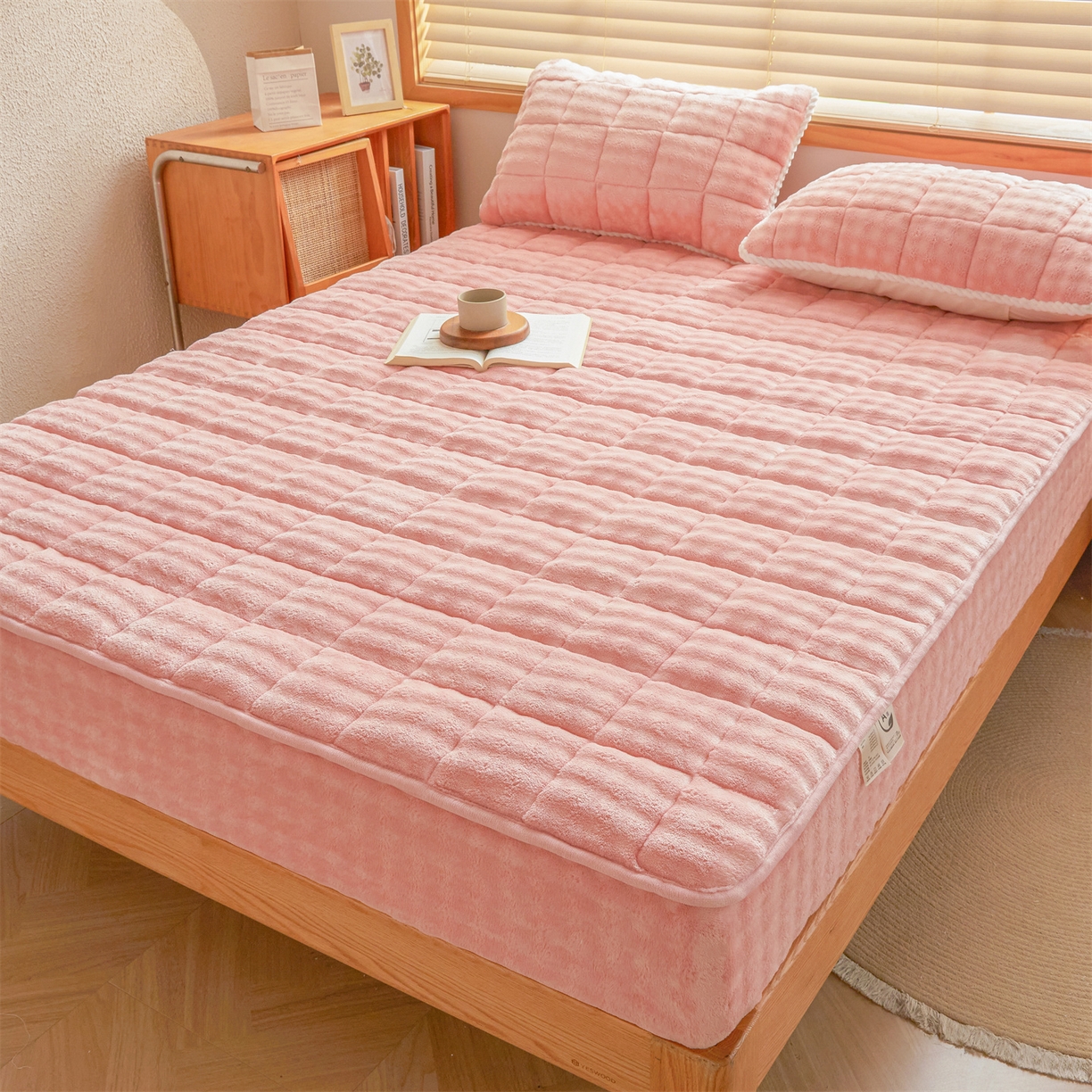 91家纺网 家纺一手货源 找家纺 鑫顺欣 2025新款泡泡牛奶绒床笠套件三件套 玫瑰粉