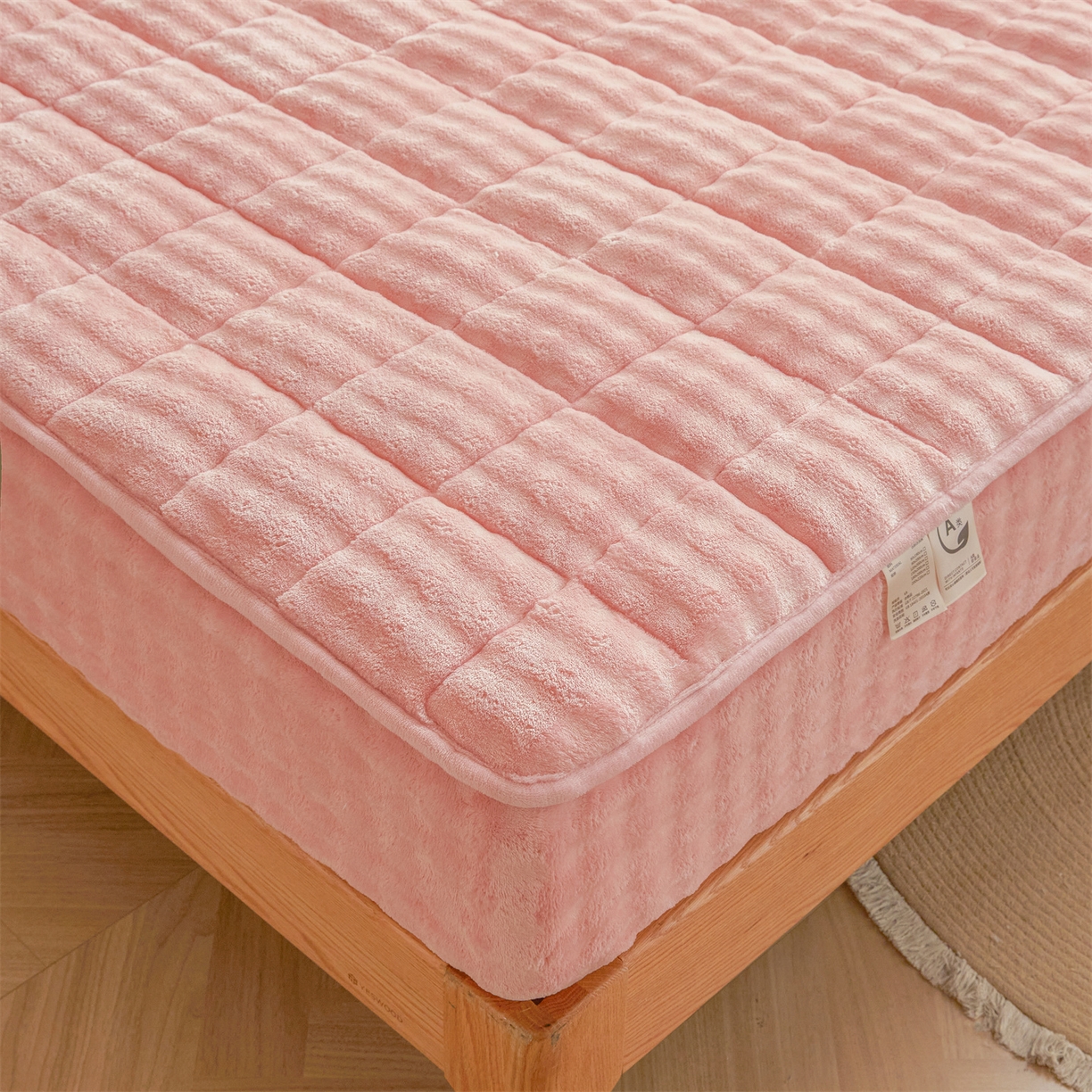 91家纺网 家纺一手货源 找家纺 鑫顺欣 2025新款泡泡牛奶绒床笠套件三件套 玫瑰粉