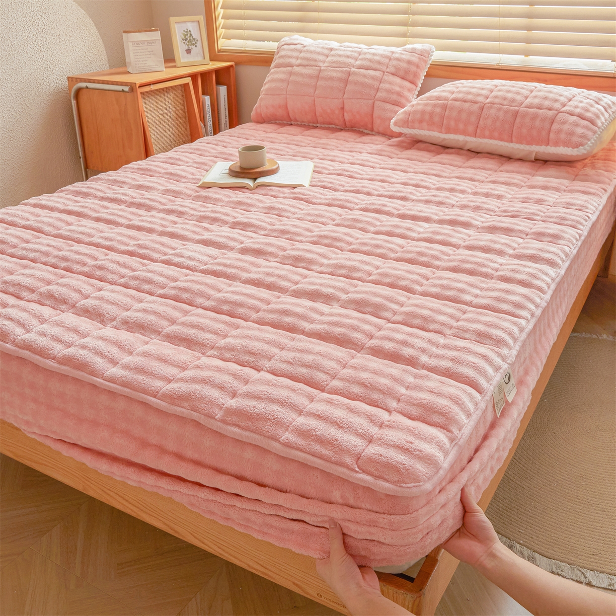 91家纺网 家纺一手货源 找家纺 鑫顺欣 2025新款泡泡牛奶绒床笠套件三件套 玫瑰粉