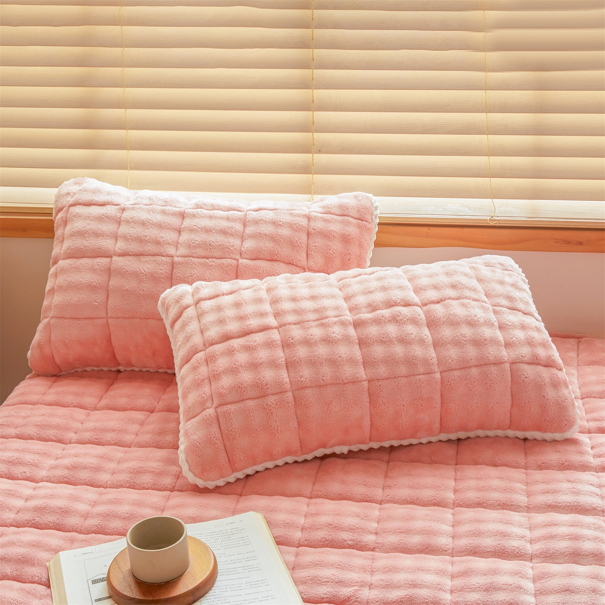 91家纺网 家纺一手货源 找家纺 鑫顺欣 2025新款泡泡牛奶绒床笠套件三件套 玫瑰粉