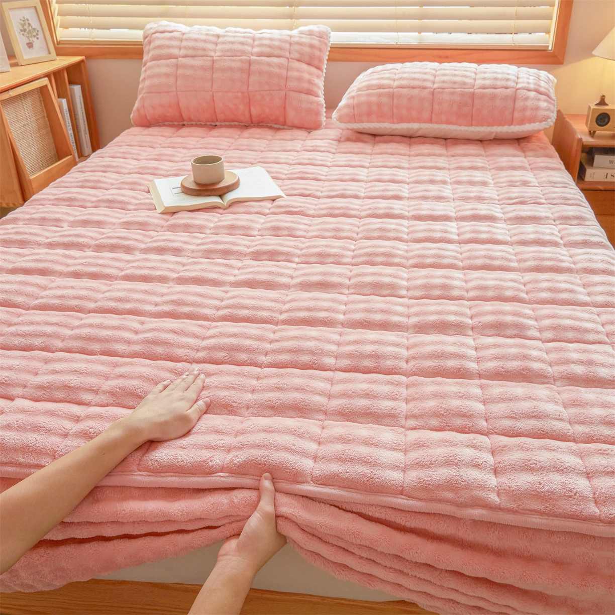 91家纺网 家纺一手货源 找家纺 鑫顺欣 2025新款泡泡牛奶绒床笠套件三件套 玫瑰粉