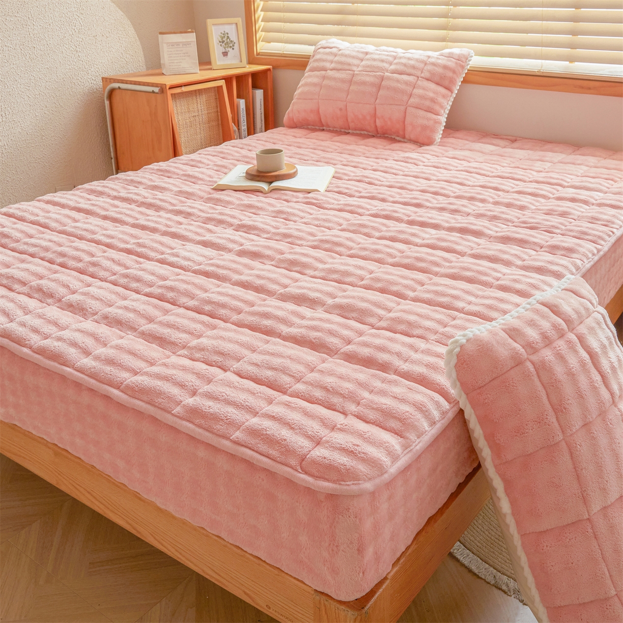 91家纺网 家纺一手货源 找家纺 鑫顺欣 2025新款泡泡牛奶绒床笠套件三件套 玫瑰粉