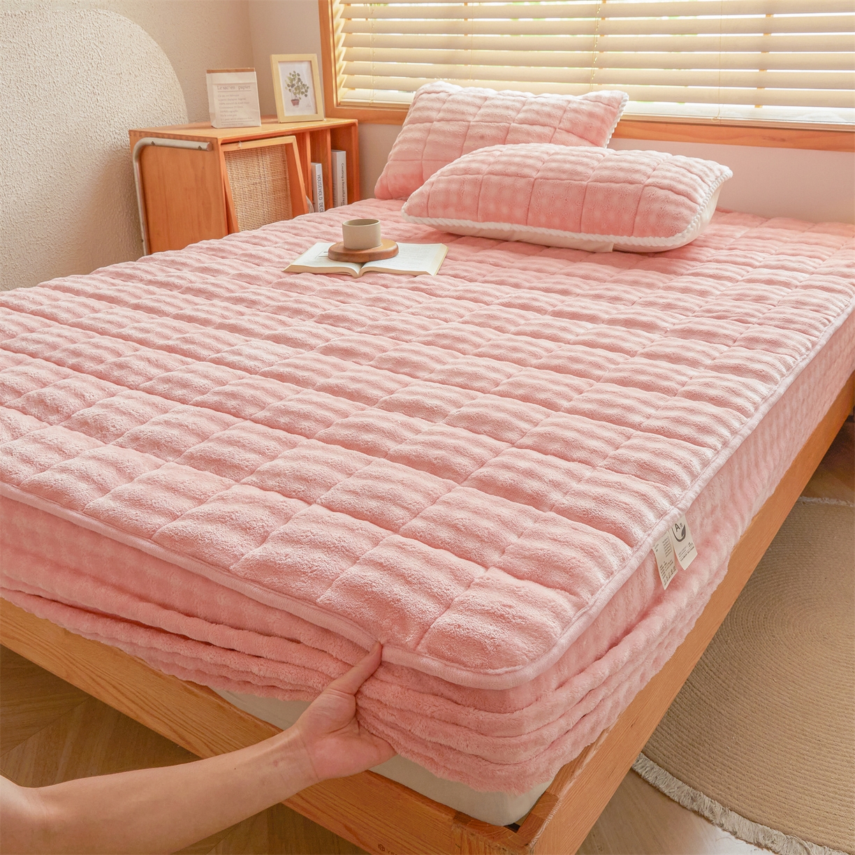 91家纺网 家纺一手货源 找家纺 鑫顺欣 2025新款泡泡牛奶绒床笠套件三件套 玫瑰粉