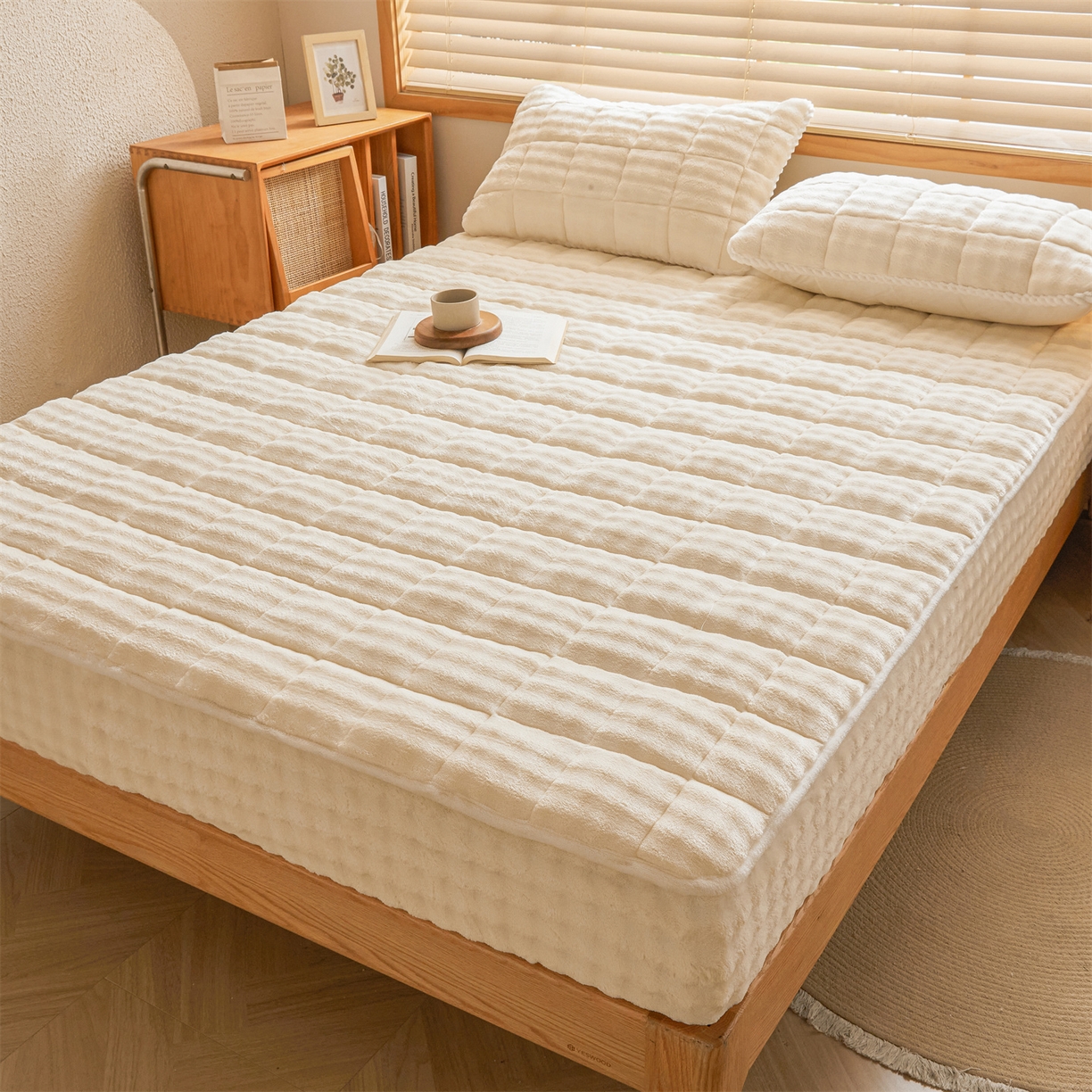 91家纺网 家纺一手货源 找家纺 鑫顺欣 2025新款泡泡牛奶绒床笠套件三件套 奶白色