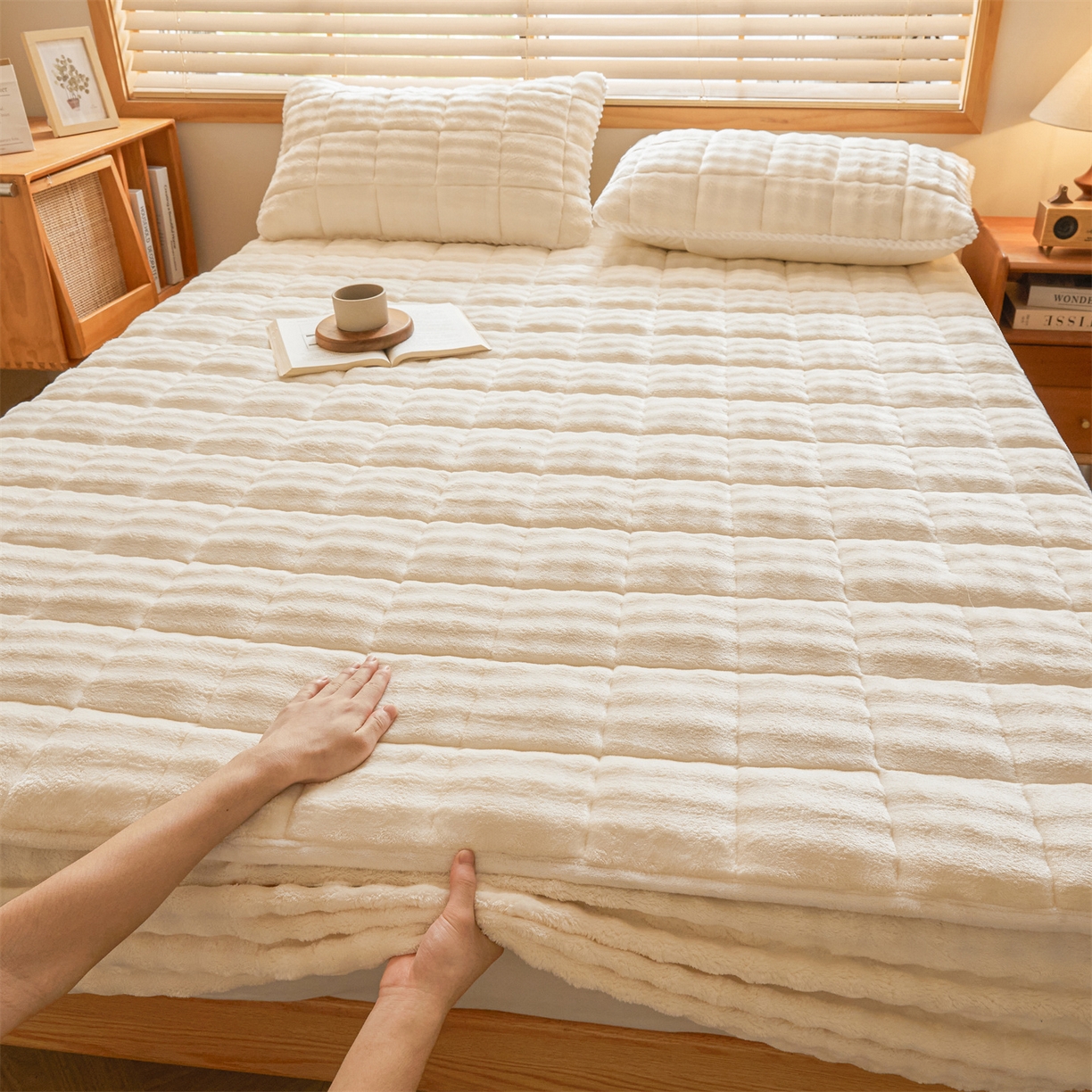 91家纺网 家纺一手货源 找家纺 鑫顺欣 2025新款泡泡牛奶绒床笠套件三件套 奶白色