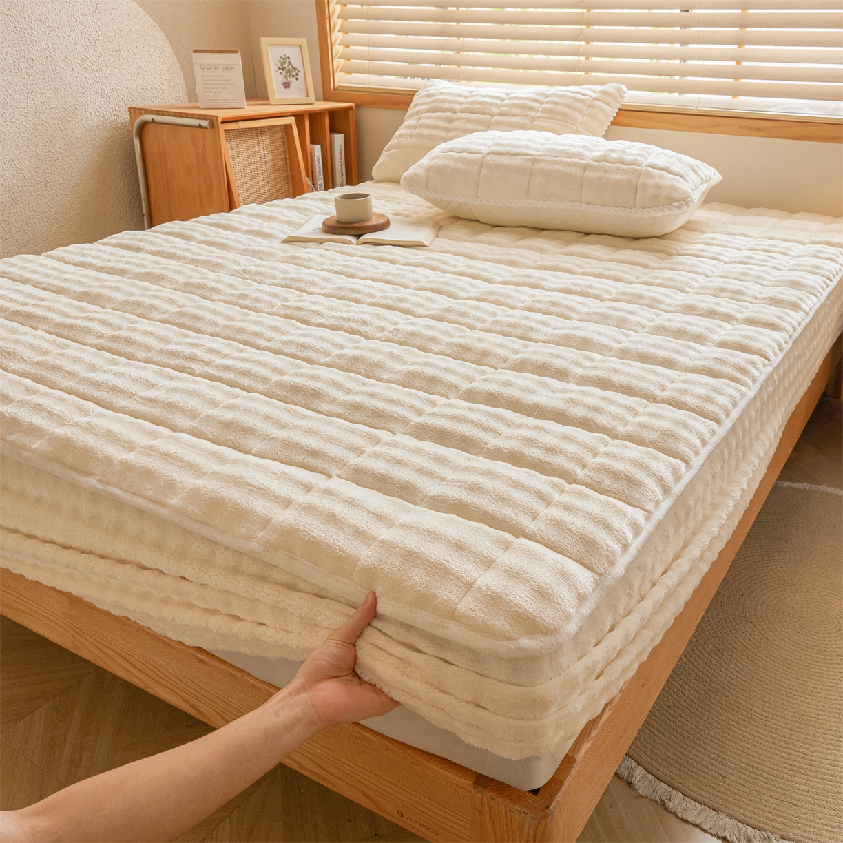 91家纺网 家纺一手货源 找家纺 鑫顺欣 2025新款泡泡牛奶绒床笠套件三件套 奶白色