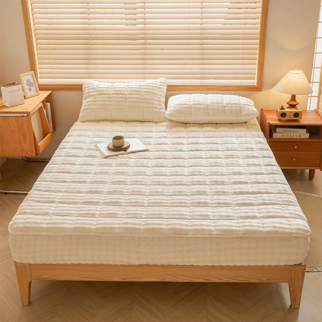 91家纺网 家纺一手货源 找家纺 鑫顺欣 2025新款泡泡牛奶绒床笠套件三件套 奶白色