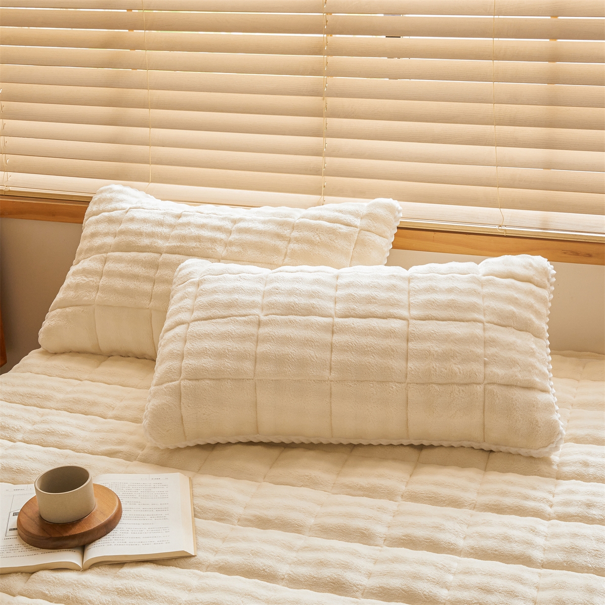 91家纺网 家纺一手货源 找家纺 鑫顺欣 2025新款泡泡牛奶绒床笠套件三件套 奶白色