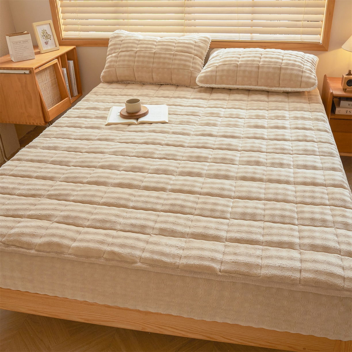 91家纺网 家纺一手货源 找家纺 鑫顺欣 2025新款泡泡牛奶绒床笠套件三件套 奶卡色