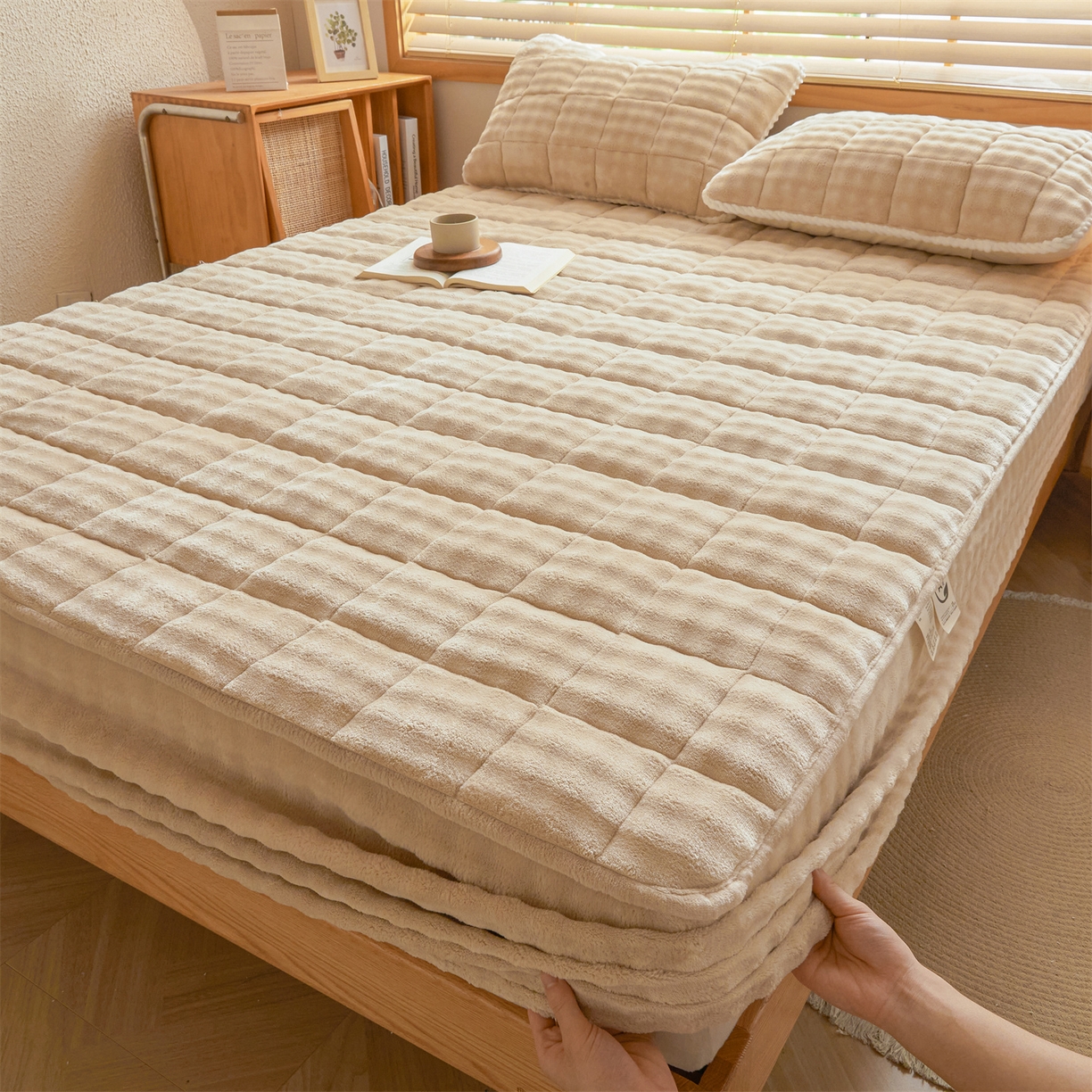 91家纺网 家纺一手货源 找家纺 鑫顺欣 2025新款泡泡牛奶绒床笠套件三件套 奶卡色