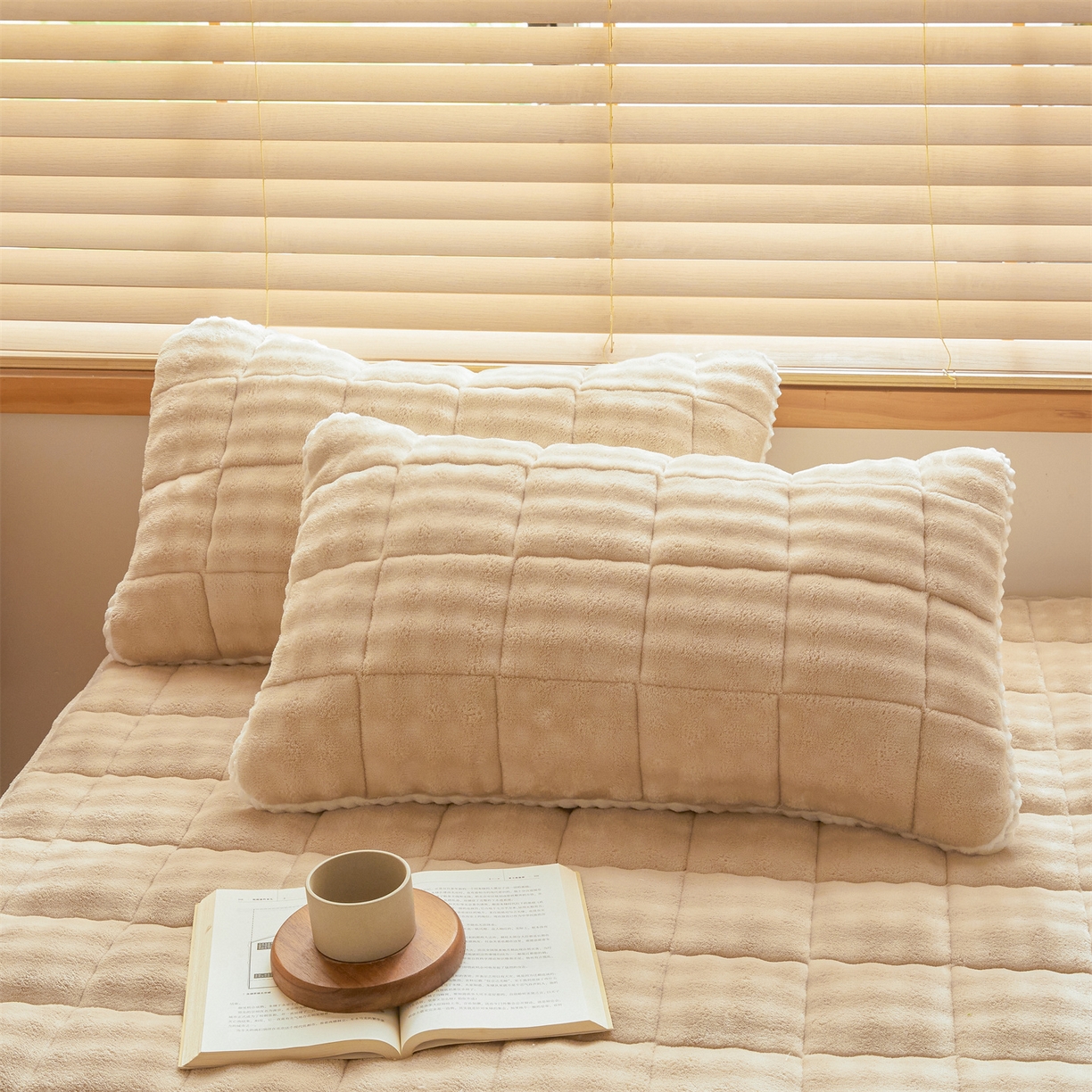 91家纺网 家纺一手货源 找家纺 鑫顺欣 2025新款泡泡牛奶绒床笠套件三件套 奶卡色