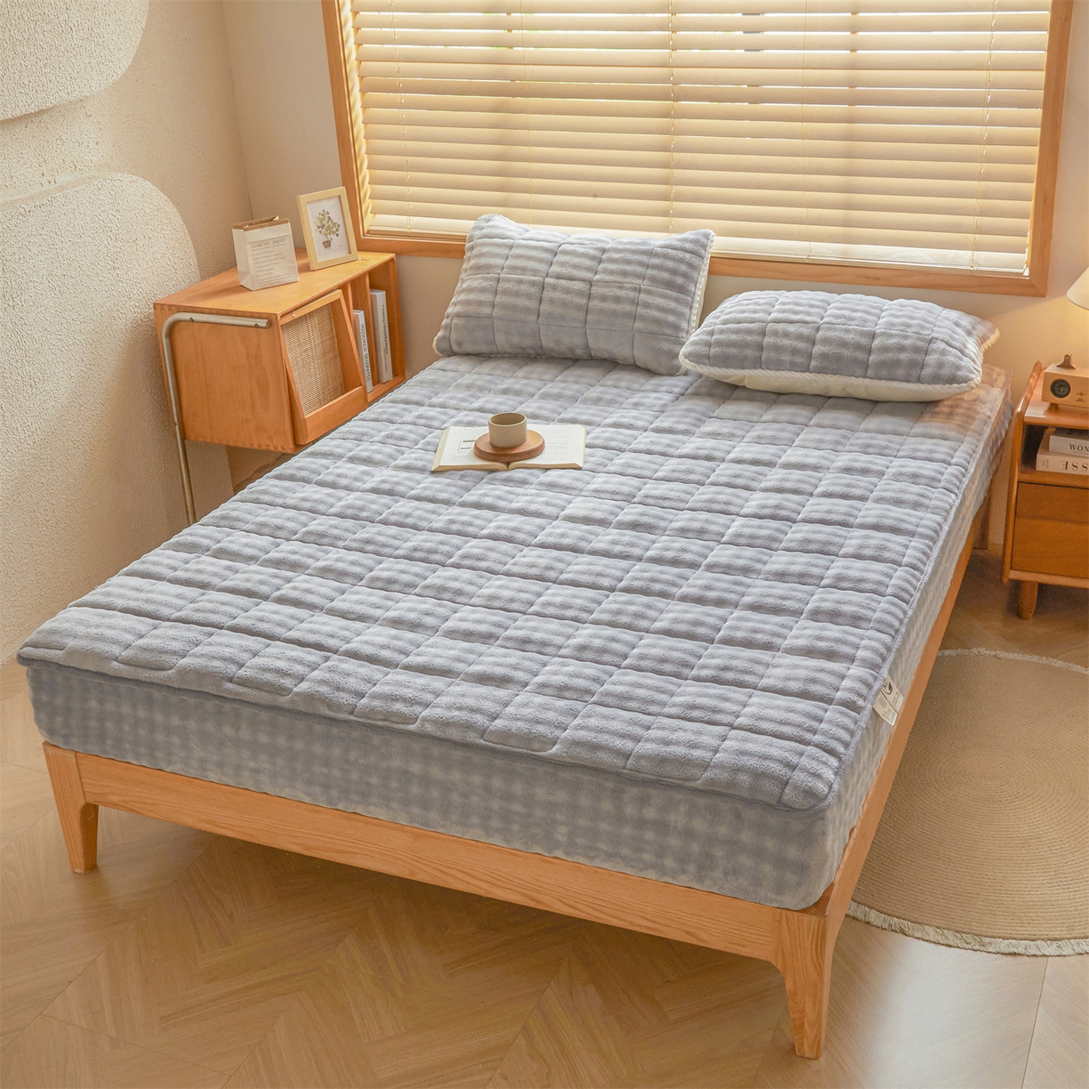 91家纺网 家纺一手货源 找家纺 鑫顺欣 2025新款泡泡牛奶绒床笠套件三件套 雾晨蓝