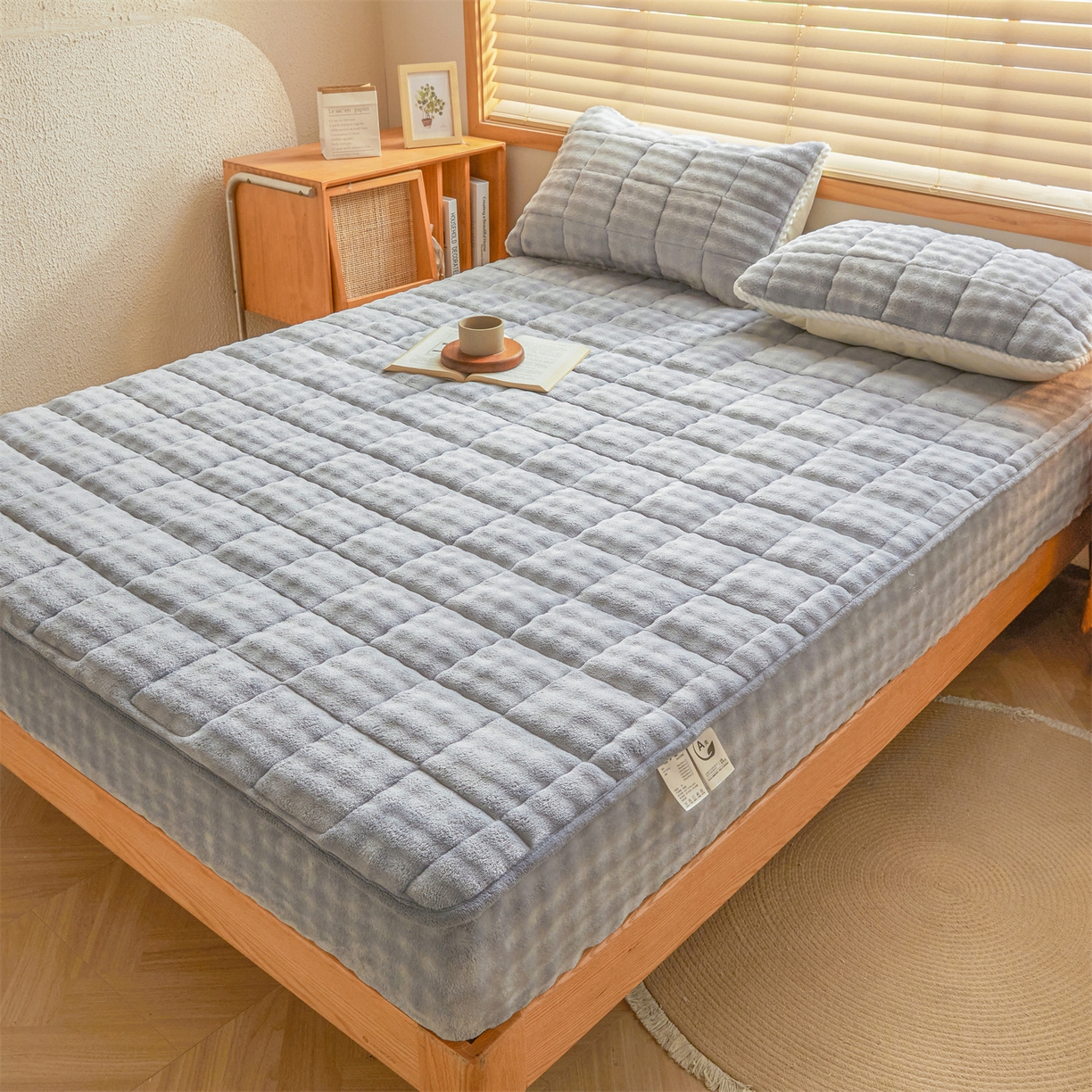 91家纺网 家纺一手货源 找家纺 鑫顺欣 2025新款泡泡牛奶绒床笠套件三件套 雾晨蓝