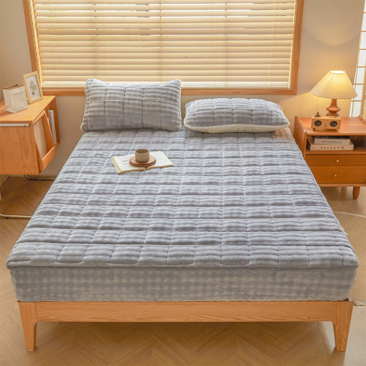 91家纺网 家纺一手货源 找家纺 鑫顺欣 2025新款泡泡牛奶绒床笠套件三件套 雾晨蓝