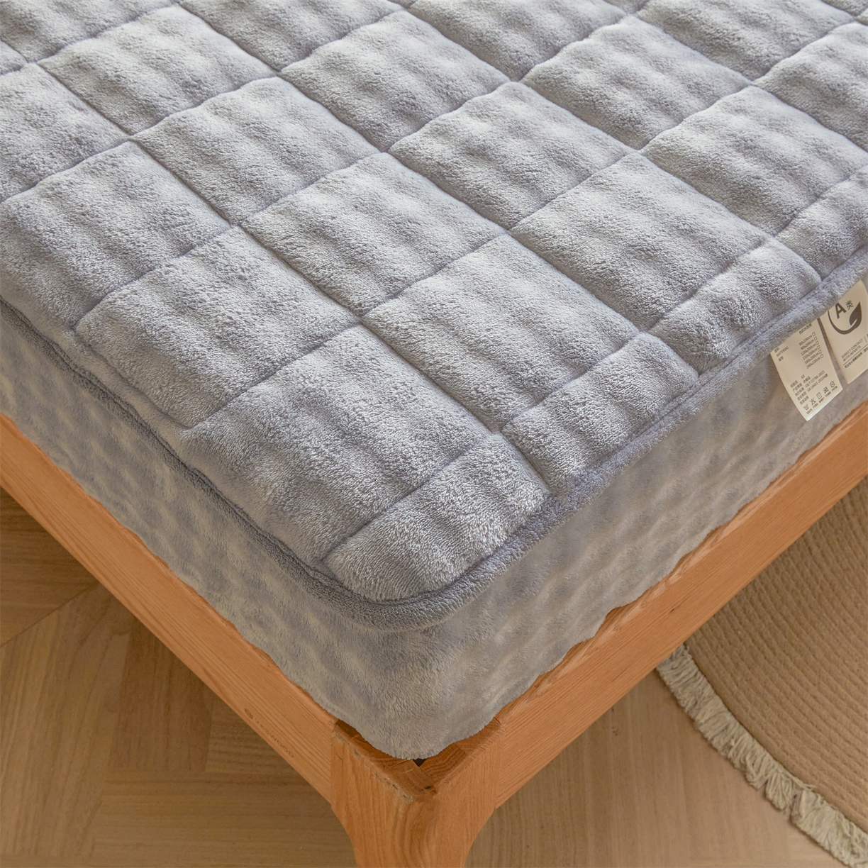 91家纺网 家纺一手货源 找家纺 鑫顺欣 2025新款泡泡牛奶绒床笠套件三件套 雾晨蓝