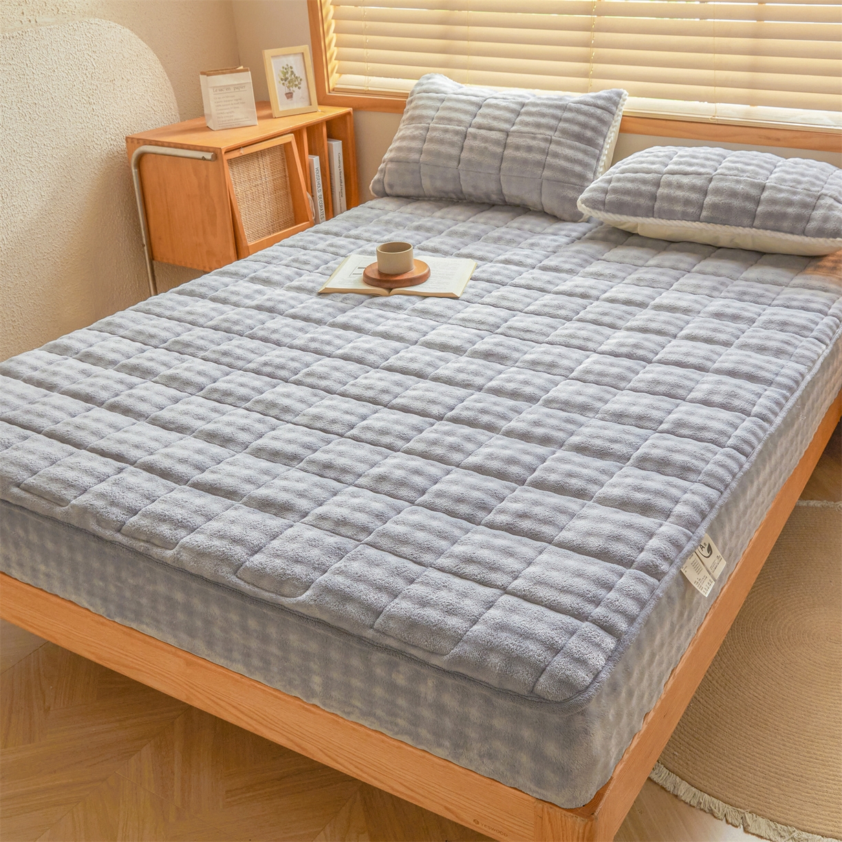 91家纺网 家纺一手货源 找家纺 鑫顺欣 2025新款泡泡牛奶绒床笠套件三件套 雾晨蓝