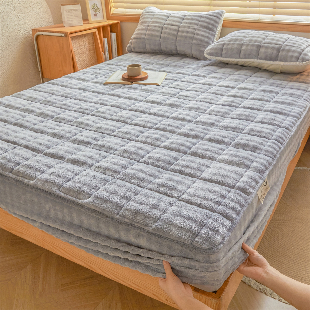 91家纺网 家纺一手货源 找家纺 鑫顺欣 2025新款泡泡牛奶绒床笠套件三件套 雾晨蓝