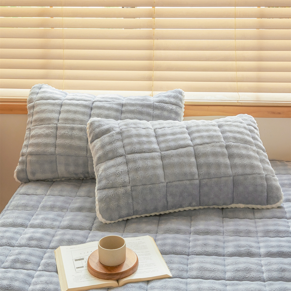 91家纺网 家纺一手货源 找家纺 鑫顺欣 2025新款泡泡牛奶绒床笠套件三件套 雾晨蓝