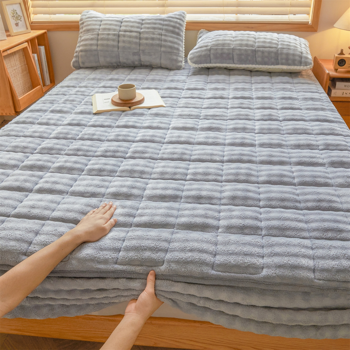 91家纺网 家纺一手货源 找家纺 鑫顺欣 2025新款泡泡牛奶绒床笠套件三件套 雾晨蓝