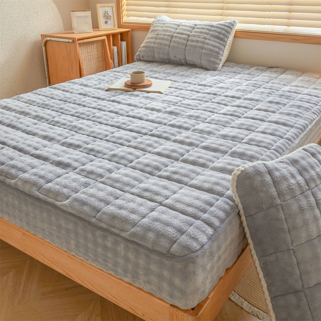 91家纺网 家纺一手货源 找家纺 鑫顺欣 2025新款泡泡牛奶绒床笠套件三件套 雾晨蓝