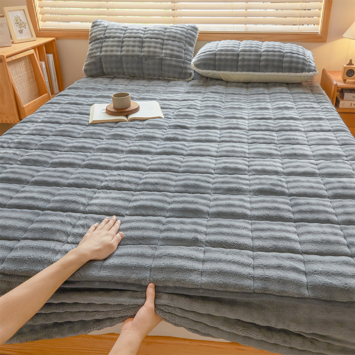 91家纺网 家纺一手货源 找家纺 鑫顺欣 2025新款泡泡牛奶绒床笠套件三件套 星空灰