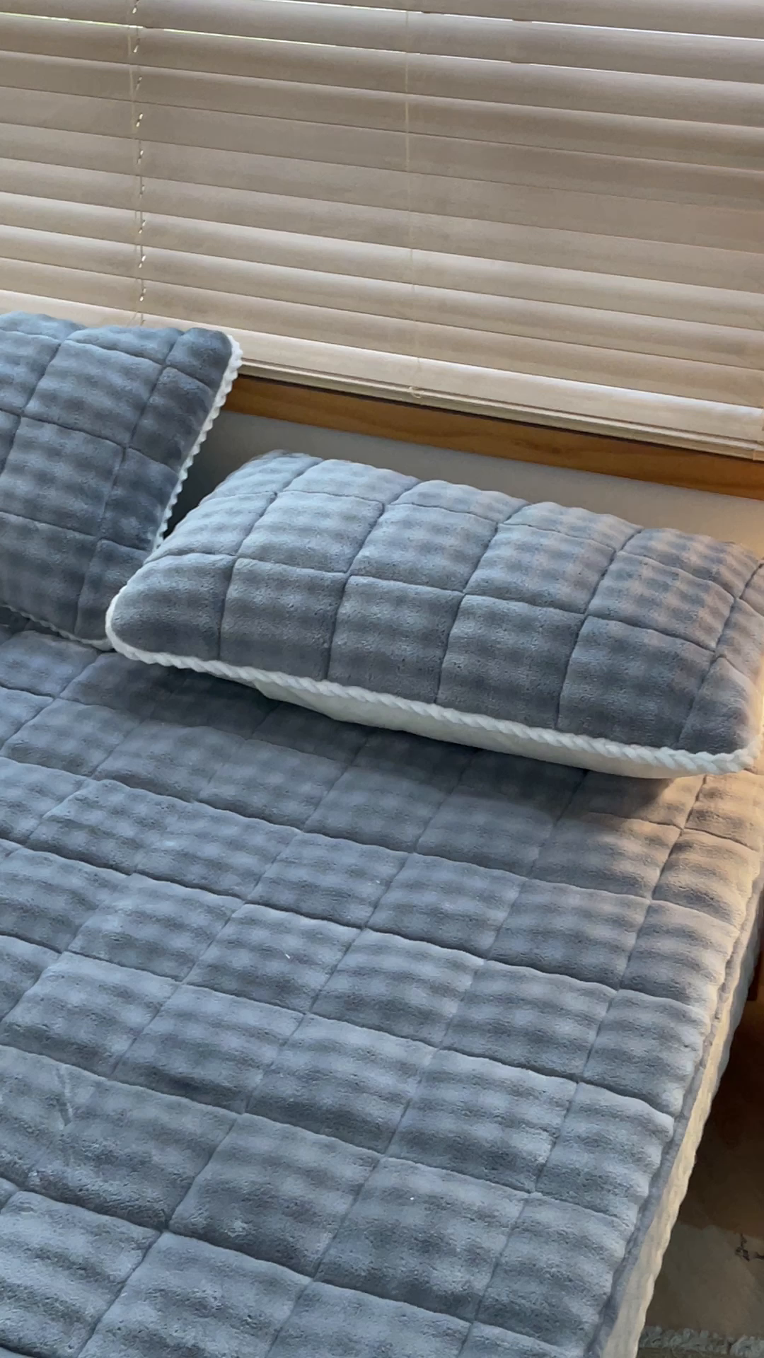 91家纺网 家纺一手货源 找家纺 鑫顺欣 2025新款泡泡牛奶绒床笠套件三件套 雾晨蓝