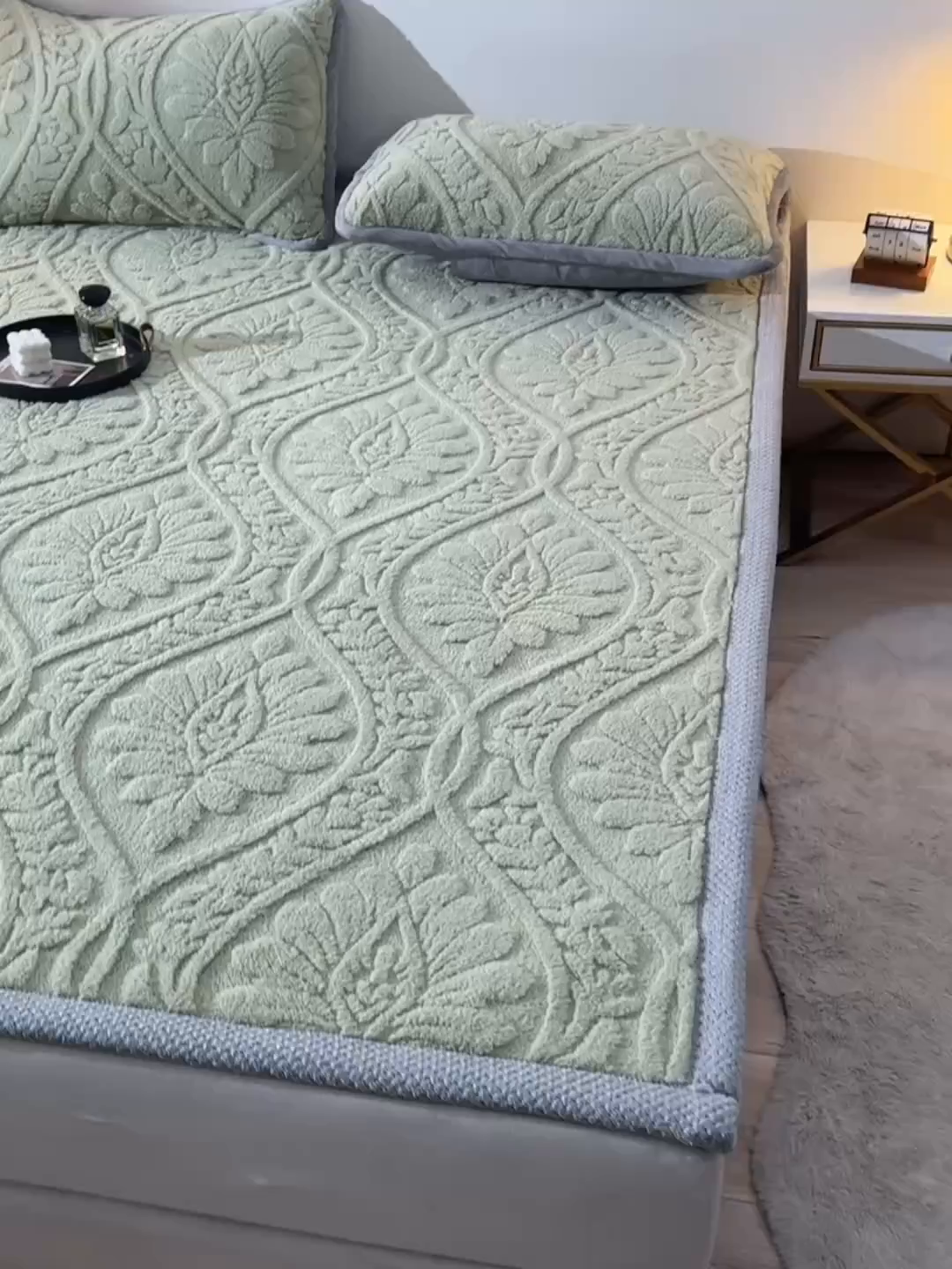 91家纺网 家纺一手货源 找家纺 （总）鑫姿席业 2025新款A类高克重雕花牛奶绒床垫