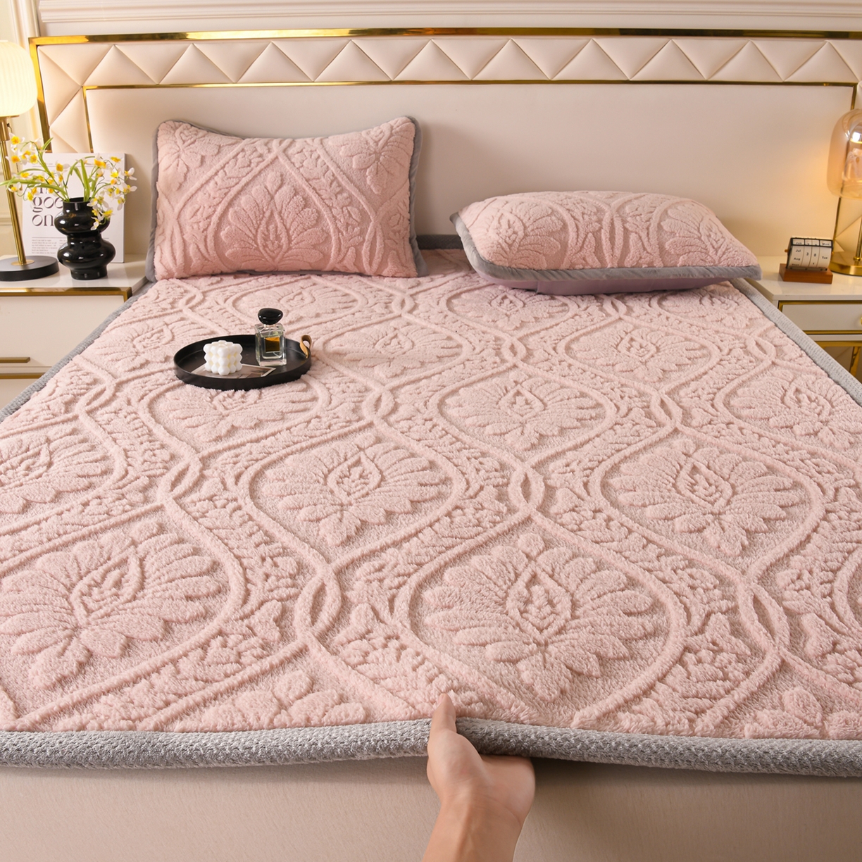 91家纺网 家纺一手货源 找家纺 （总）鑫姿席业 2025新款A类高克重雕花牛奶绒床垫