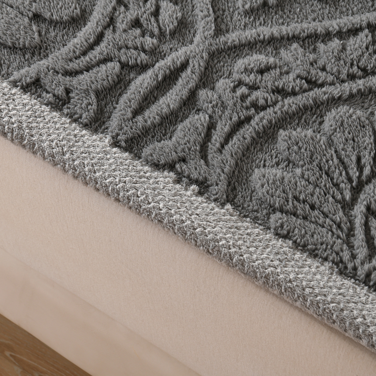 91家纺网 家纺一手货源 找家纺 鑫姿席业 2025新款A类高克重雕花牛奶绒床垫 米兰-深灰