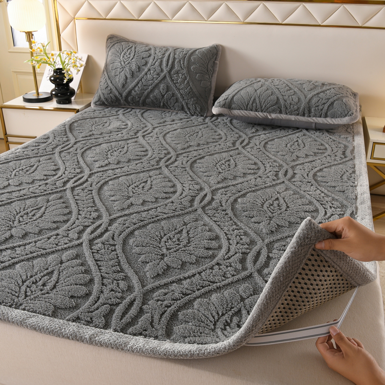 91家纺网 家纺一手货源 找家纺 鑫姿席业 2025新款A类高克重雕花牛奶绒床垫 米兰-深灰