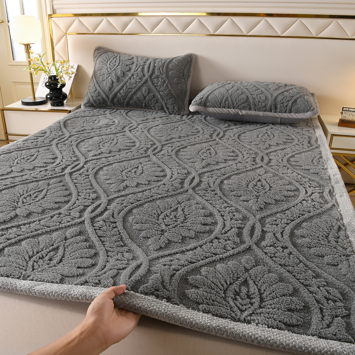 91家纺网 家纺一手货源 找家纺 鑫姿席业 2025新款A类高克重雕花牛奶绒床垫 米兰-深灰