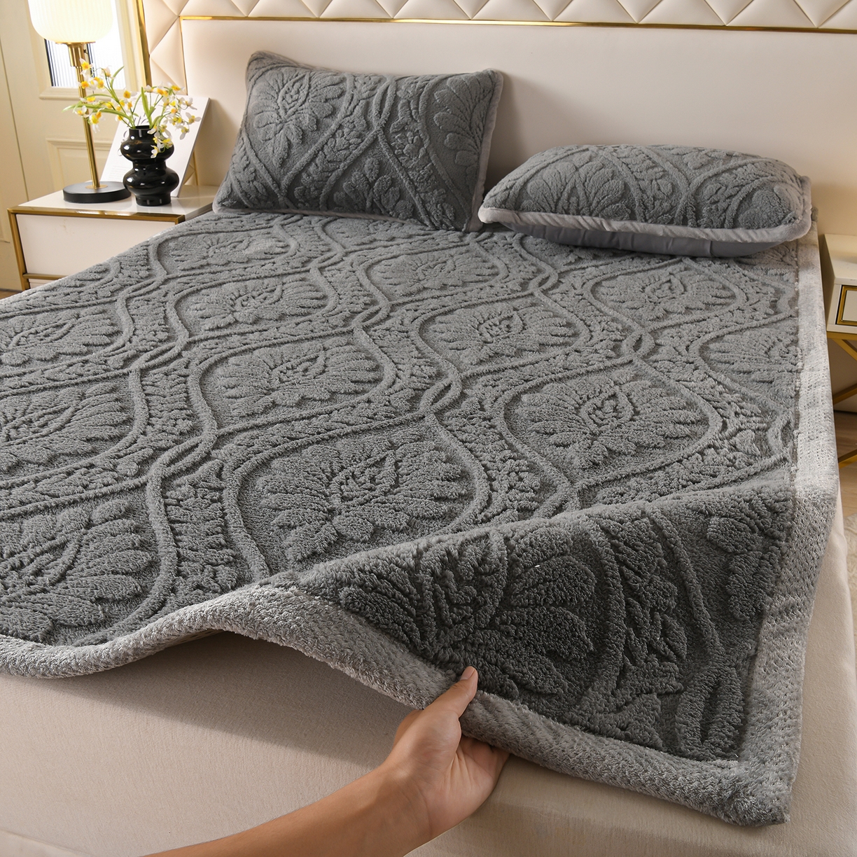 91家纺网 家纺一手货源 找家纺 鑫姿席业 2025新款A类高克重雕花牛奶绒床垫 米兰-深灰