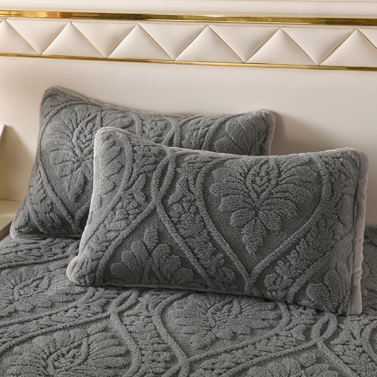 91家纺网 家纺一手货源 找家纺 鑫姿席业 2025新款A类高克重雕花牛奶绒床垫 米兰-深灰